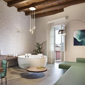 Deluxe Suite Spa Bath